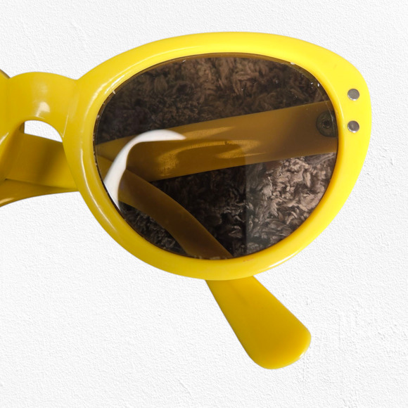 1950s Vintage Yellow Mod Cat Eye Sunglasses Bold Oval Frame Retro Funky Eyewear - Picture 7 of 12